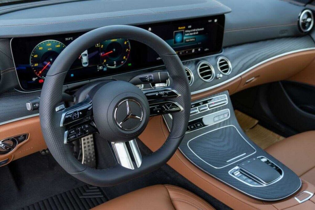 Công nghệ Mercedes E300 AMG 2022