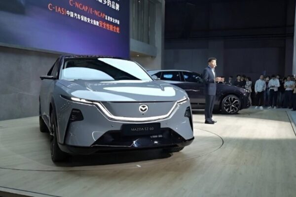 Ảnh thực tế Mazda EZ-60: ‘Đàn anh CX-5’, màn hình siêu rộng, tùy chọn EREV hoặc thuần điện