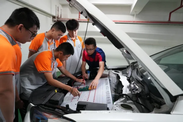 Sửa chữa xe điện trở thành nghề nguy hiểm ở Trung Quốc, dễ bị coi là phạm pháp