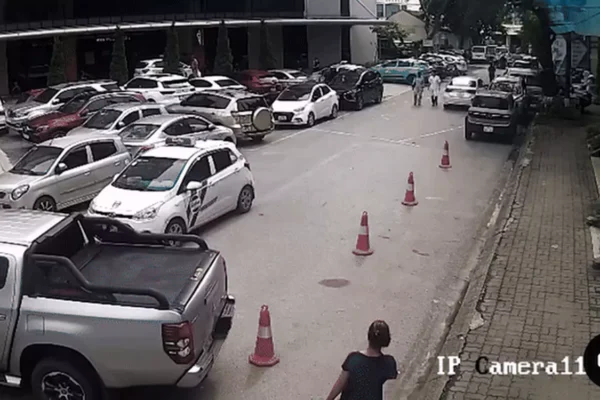 Xe bán tải có dấu hiệu mất lái, hất văng người phụ nữ đi bộ trong bệnh viện